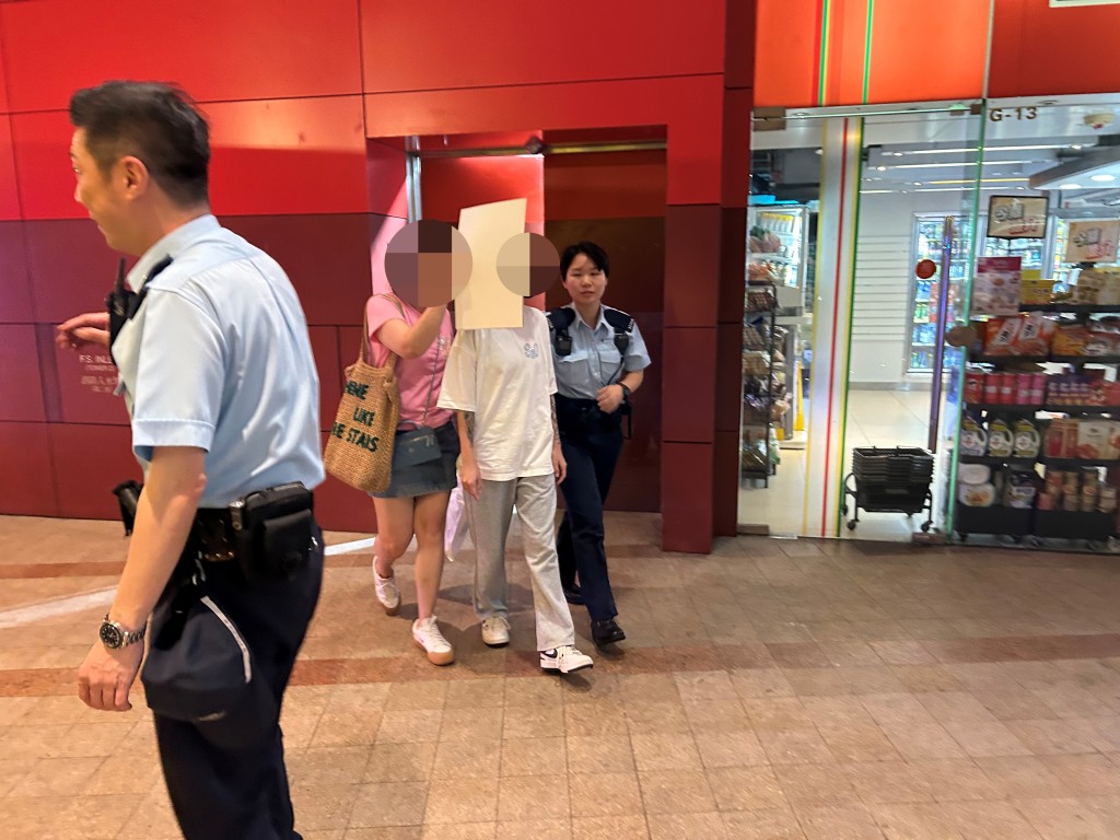 女事主及其母親最後由警員陪同下離開商場。 女事主及其母親最後由警員陪同下離開商場。