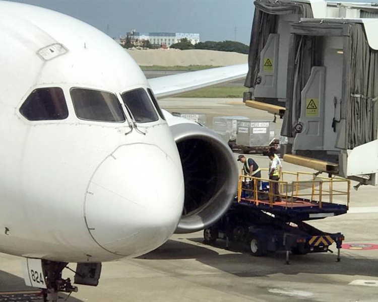 客機引擎與旁邊的空橋擦撞。中時