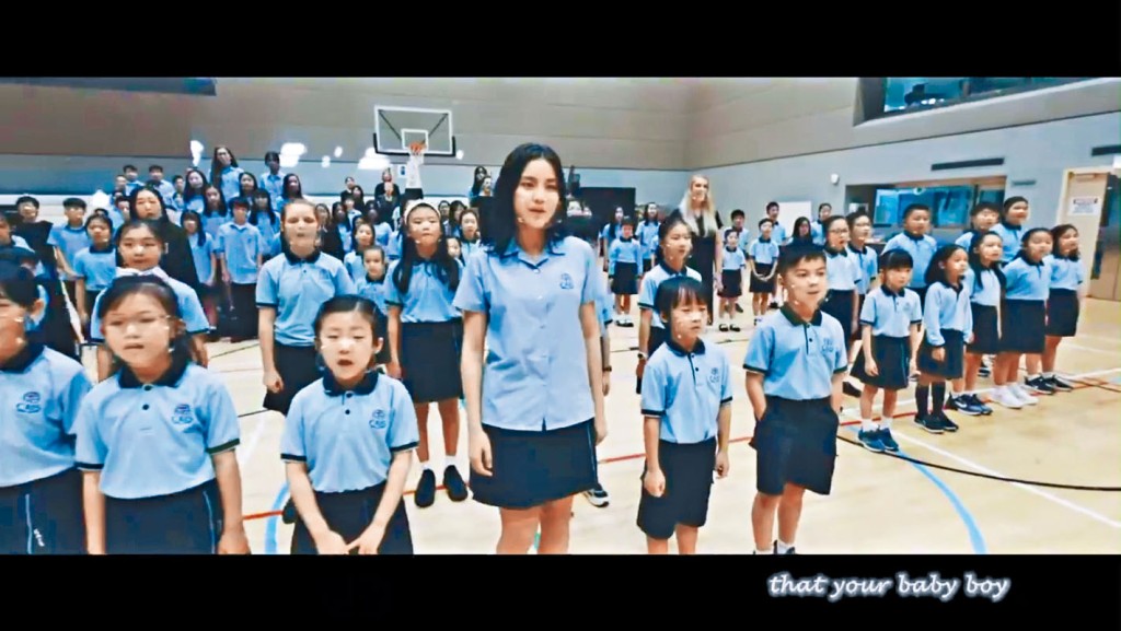 ■姚焯菲帶領全校師生合唱，認真巴閉。