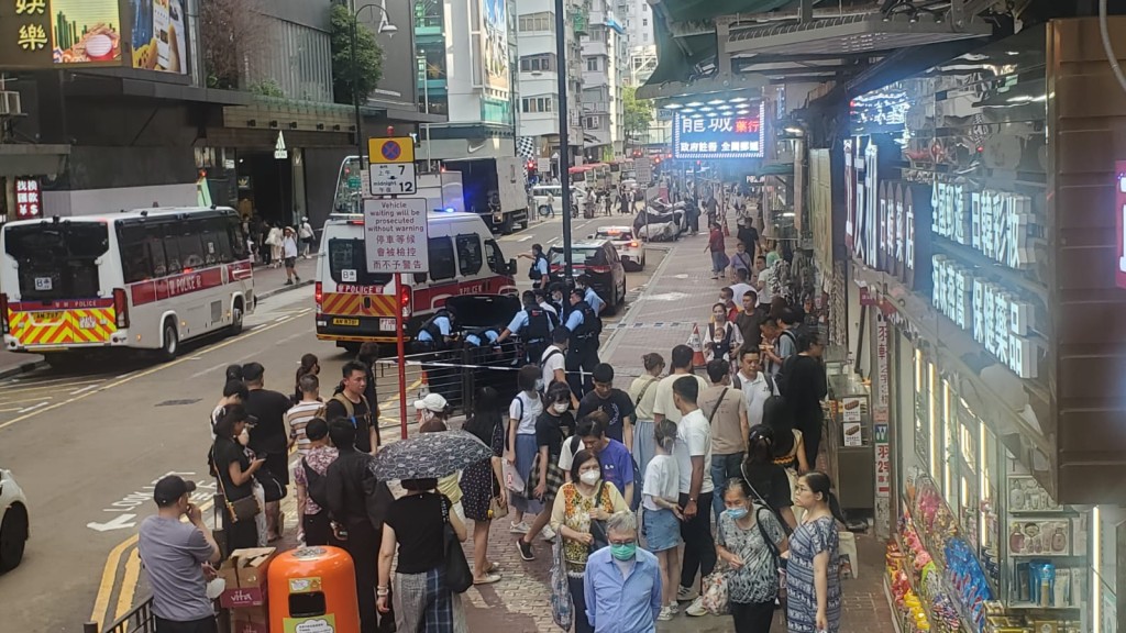 警方於花園街建興大廈對開發現一輛形跡可疑的黑色私家車。