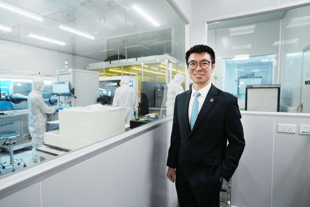 8月底起出任港大副校長（研究）的岑浩璋表示，其教授工作生涯始於港大，有機會重返港大擔任要職，感覺「有如回家一樣」。汪旭峰攝