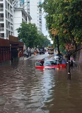 司機開門半站在車邊。網片截圖