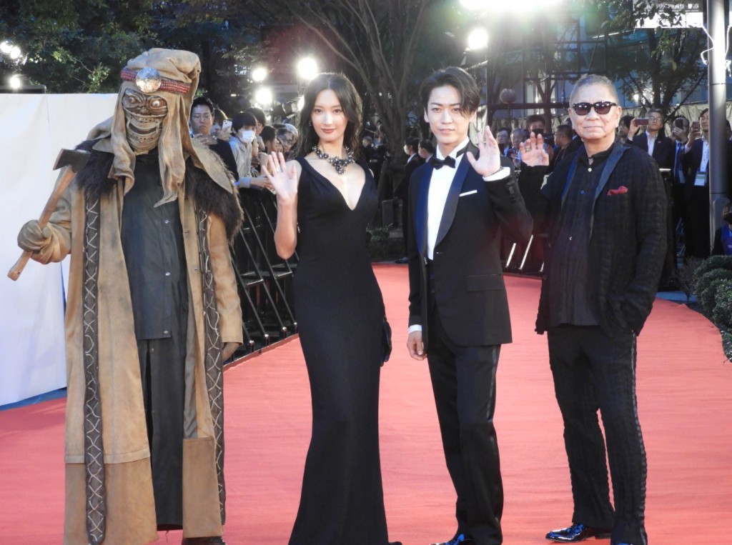 三池崇史（右一）执导的新片《怪物樵夫》亦会于电影节登场，主演的龟梨和也和菜菜绪及片中怪物都有行红地毯。