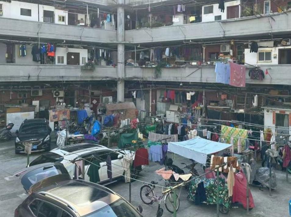 外界認為，上海隆昌公寓是周星馳《功夫》豬籠城寨原型。上海楊浦官方微信