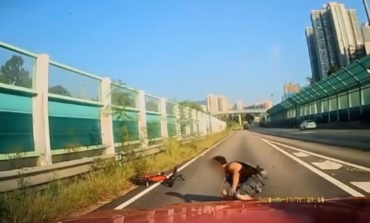 單車男隨即站起身。網片截圖