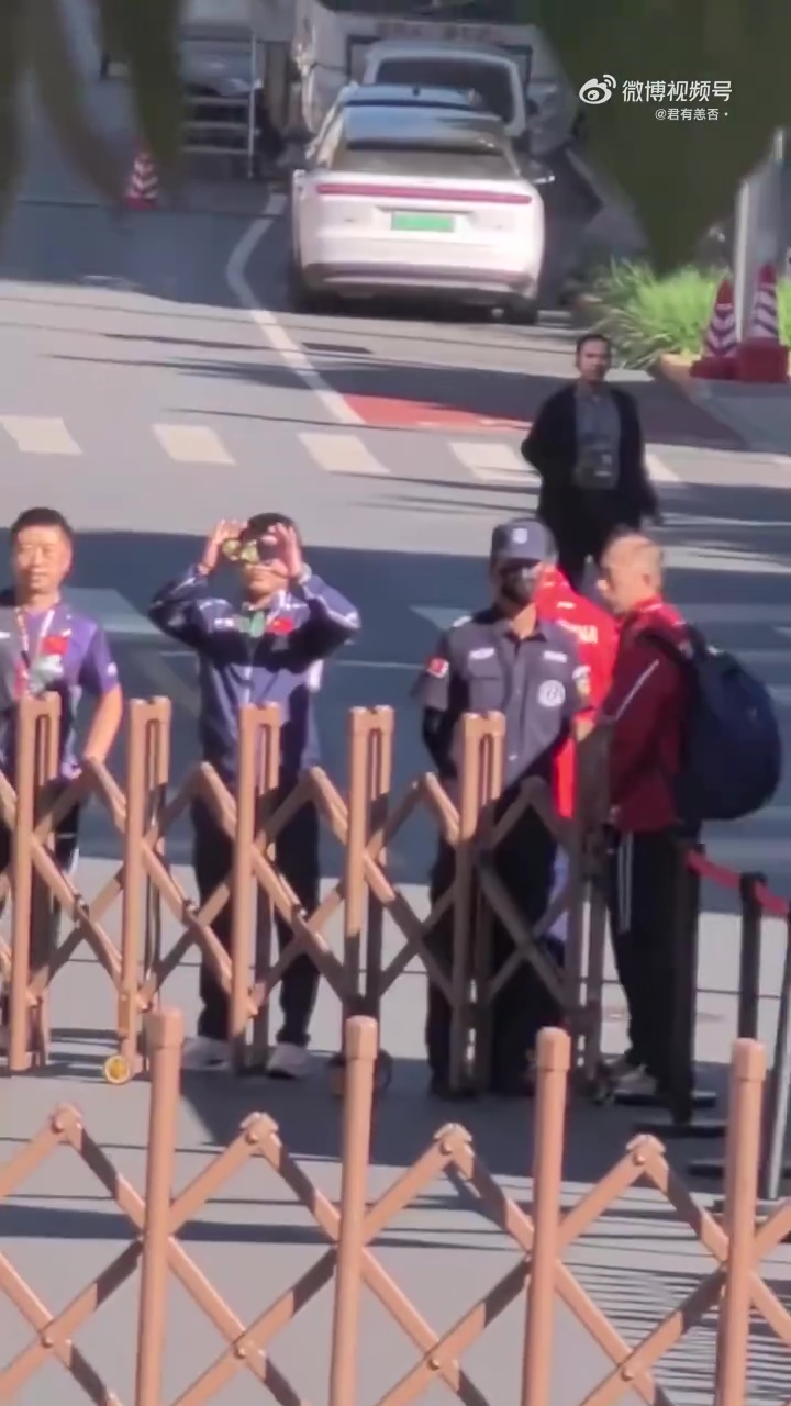 王皓舉機拍攝圍堵叫罵的極端球迷。 王皓舉機拍攝圍堵叫罵的極端球迷。