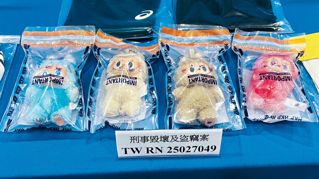 警方以「刑事毁壞」及「盜竊」罪拘捕3名男童，行動中起回4隻被盜走的Labubu公仔。