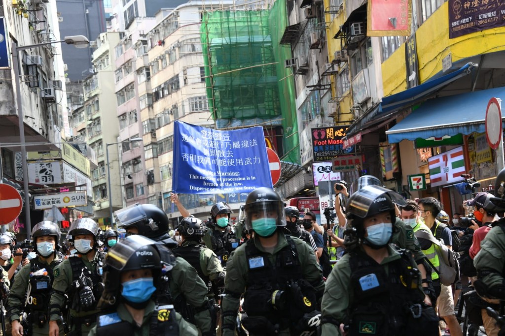 警方警告示威者散去。