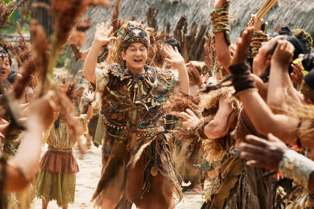 劇組專程奔赴「中國最後一個原始部落」——雲南滄源佤族自治縣翁丁老寨實景取景。