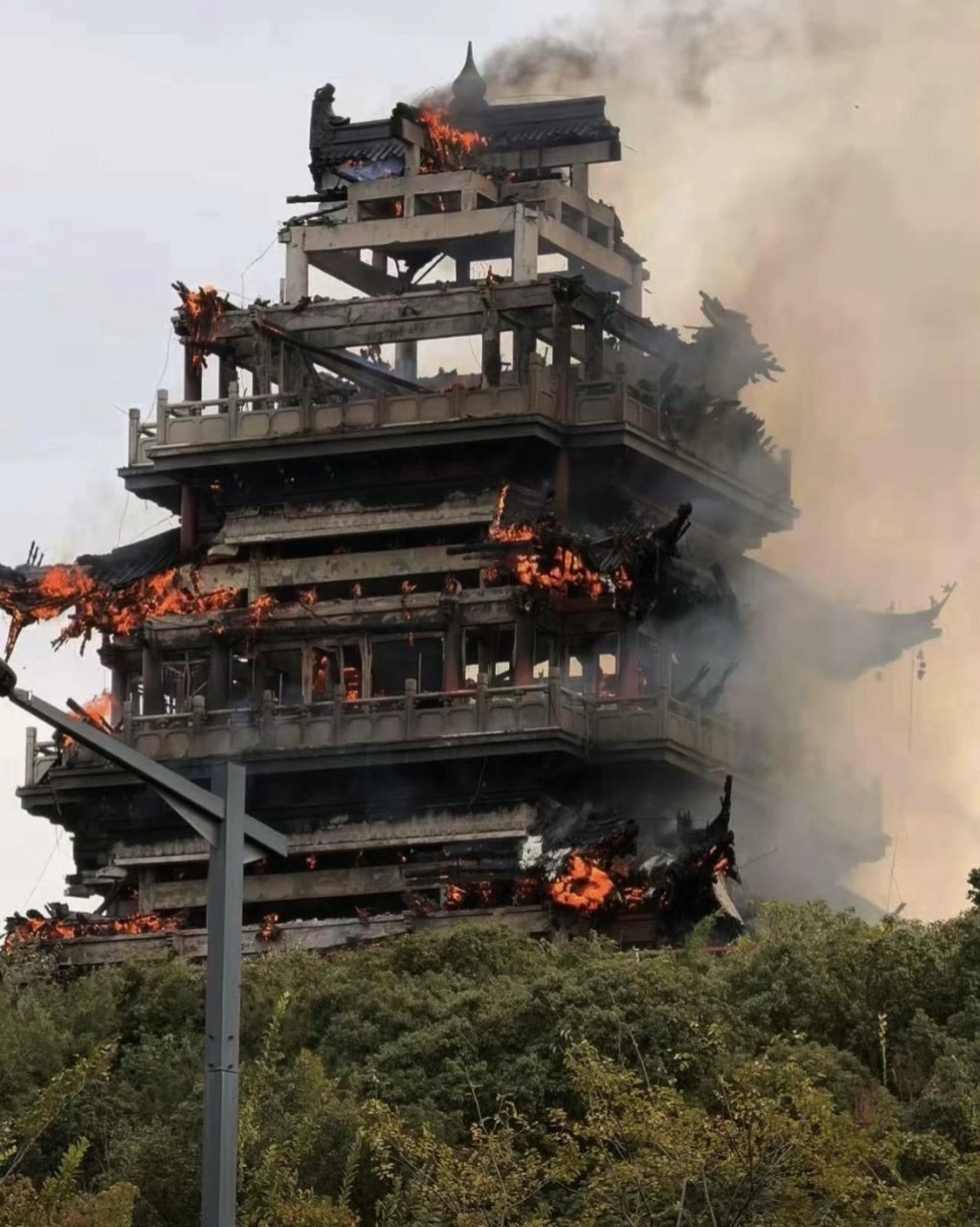 江蘇1500年古剎永慶寺火警,仿古重建的文昌閣燒通頂。抖音@橙子帶仔逛遊揚州 江蘇1500年古剎永慶寺火警,仿古重建的文昌閣燒通頂。抖音@橙子帶仔逛遊揚州