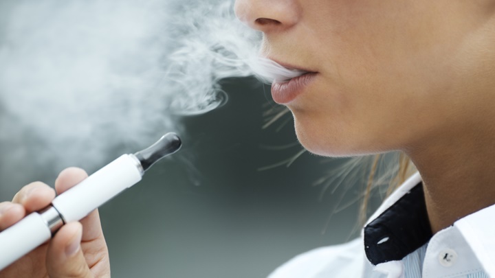 美國CDC研究指全國有250萬青少年有吸食電子煙習慣。iStock示意圖，非涉事人