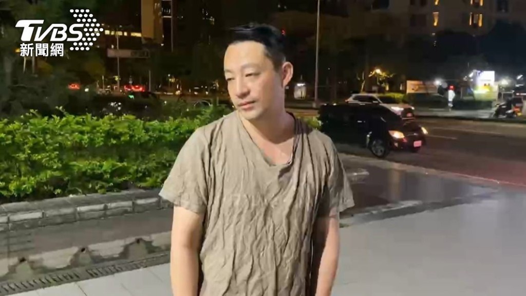 消息傳出後，汪小菲現身警局的隨性穿着竟引起網民關注，不少人嘲諷他上衣皺巴巴如「梅乾菜」。