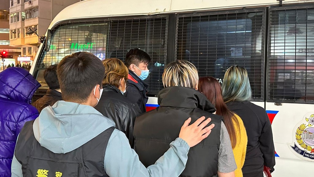 警方拘捕7名男女。警方提供