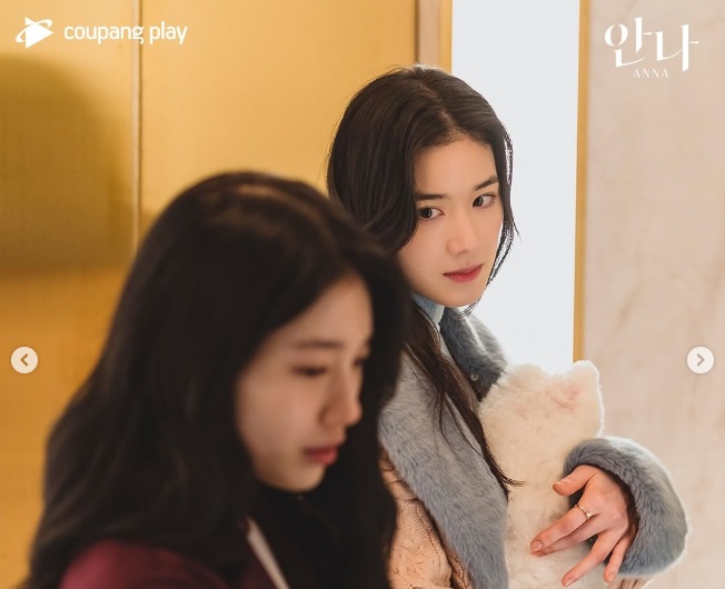 《安娜》講述秀智飾演的窮家女,盜取鄭恩彩飾演的富家女身分過活。