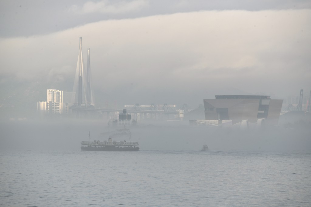 雾色维港。