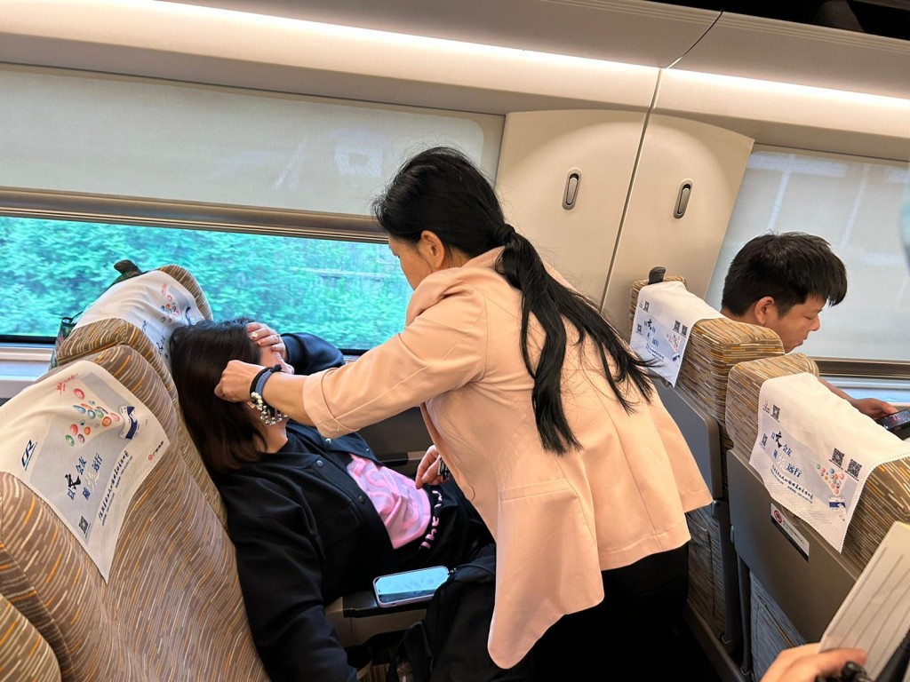 爱心教师盘晓红在高铁展开急救。本网记者摄