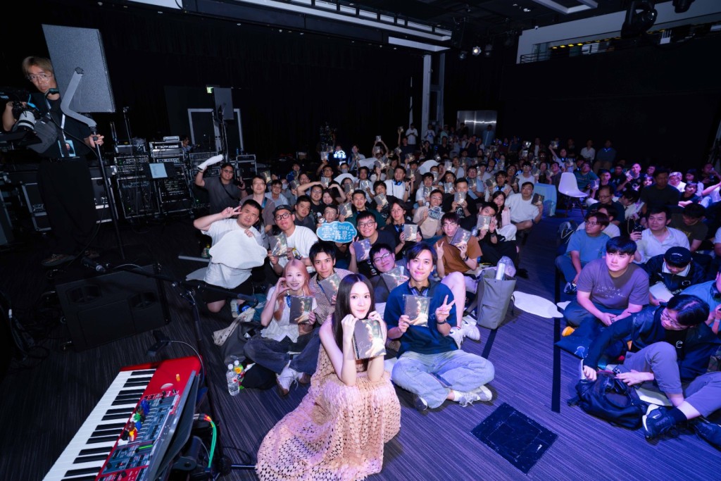 她表示︰「作為今日導遊，我都替大家緊張！」歌迷一片笑聲。