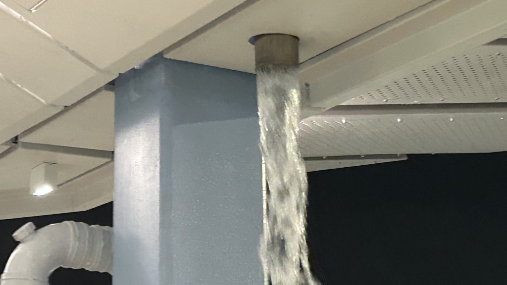 雨水從行人天橋頂猶如瀑布般瀉下。蔡楚輝攝 雨水從行人天橋頂猶如瀑布般瀉下。蔡楚輝攝