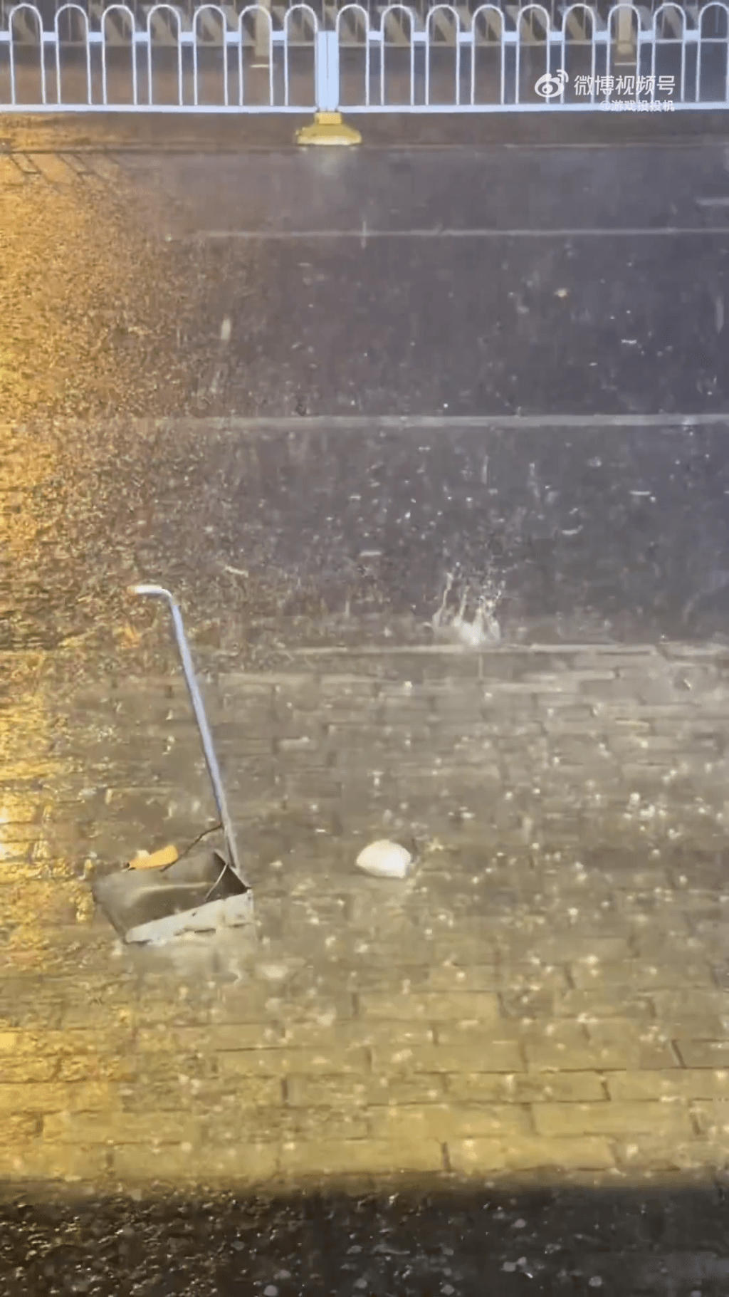 武汉暴雨伴随冰雹大风，当中有体积较大的冰雹。