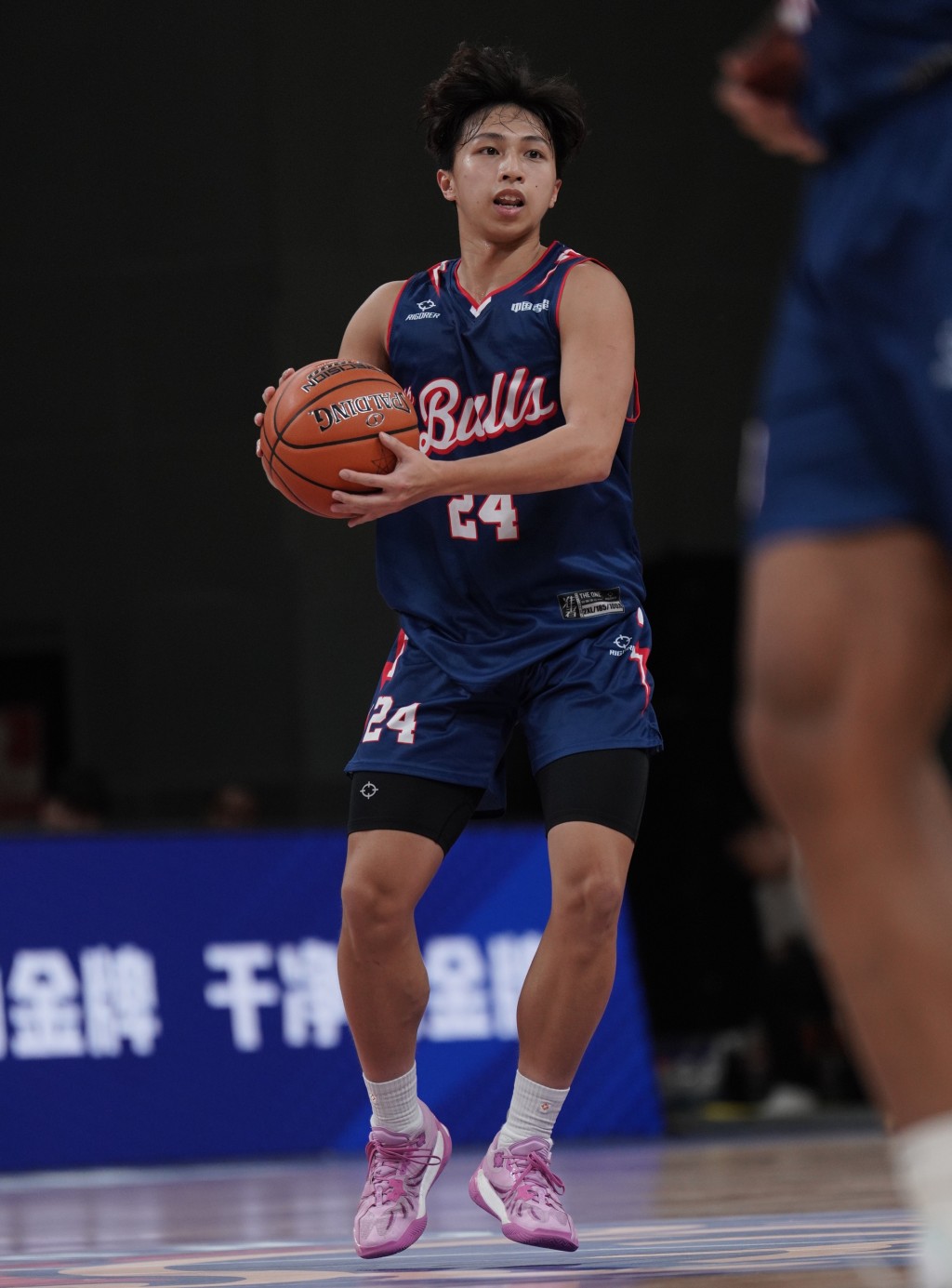 生涯首次正选出场的吴委峻贡献全队最⾼的13分及3次抢断。香港金牛图片