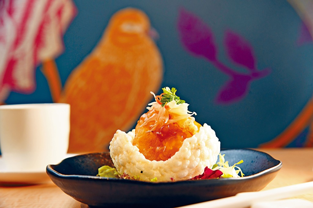 日本柚子醋窩巴脆蝦球，原隻大虎蝦蘸上一層薄炸漿，炸至剛熟，伴以柚子醋及自家製窩巴同吃，層次豐富。