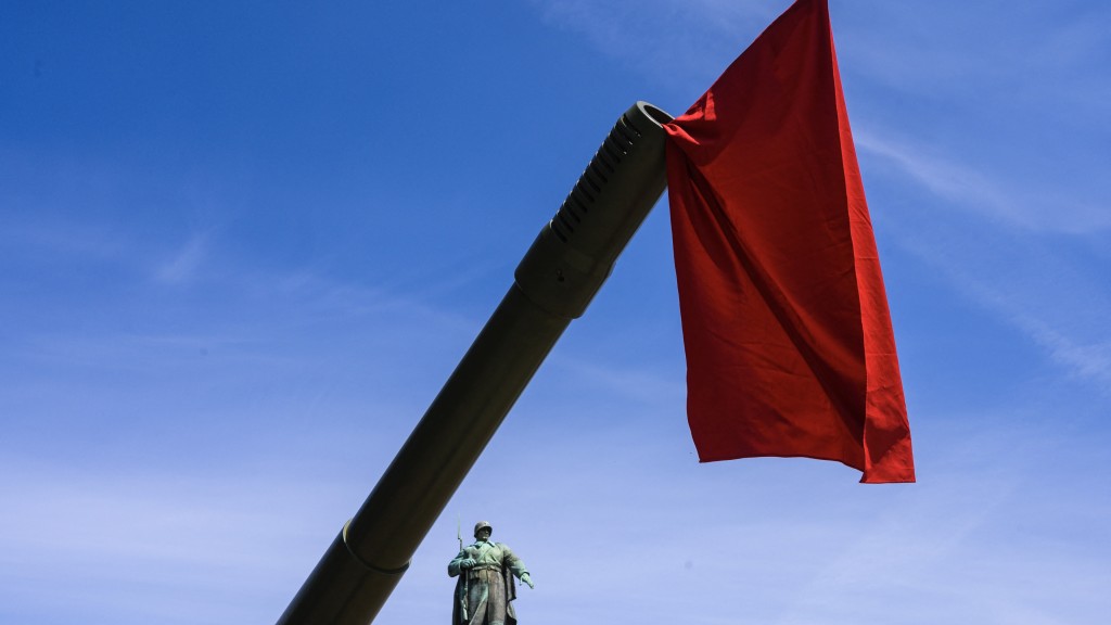 插上紅旗的蘇聯榴彈砲砲管。 法新社 插上紅旗的蘇聯榴彈砲砲管。 法新社