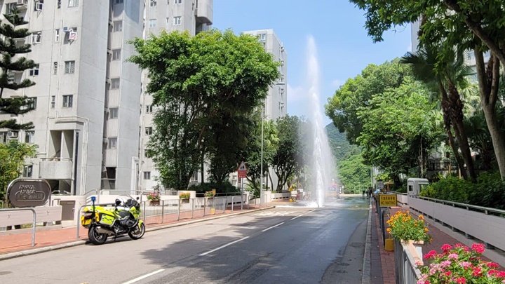 龍坪道發生爆水管。fb:馬路的事 (即時交通資訊台)