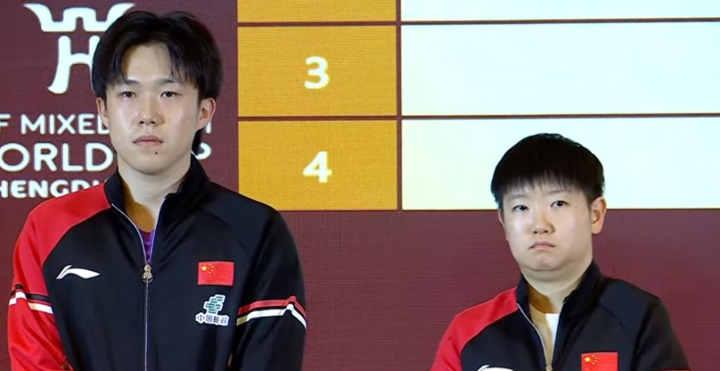 兩位男女單打世一球星王楚欽及孫穎莎代表國家隊出席抽籤儀式。直播截圖 兩位男女單打世一球星王楚欽及孫穎莎代表國家隊出席抽籤儀式。直播截圖