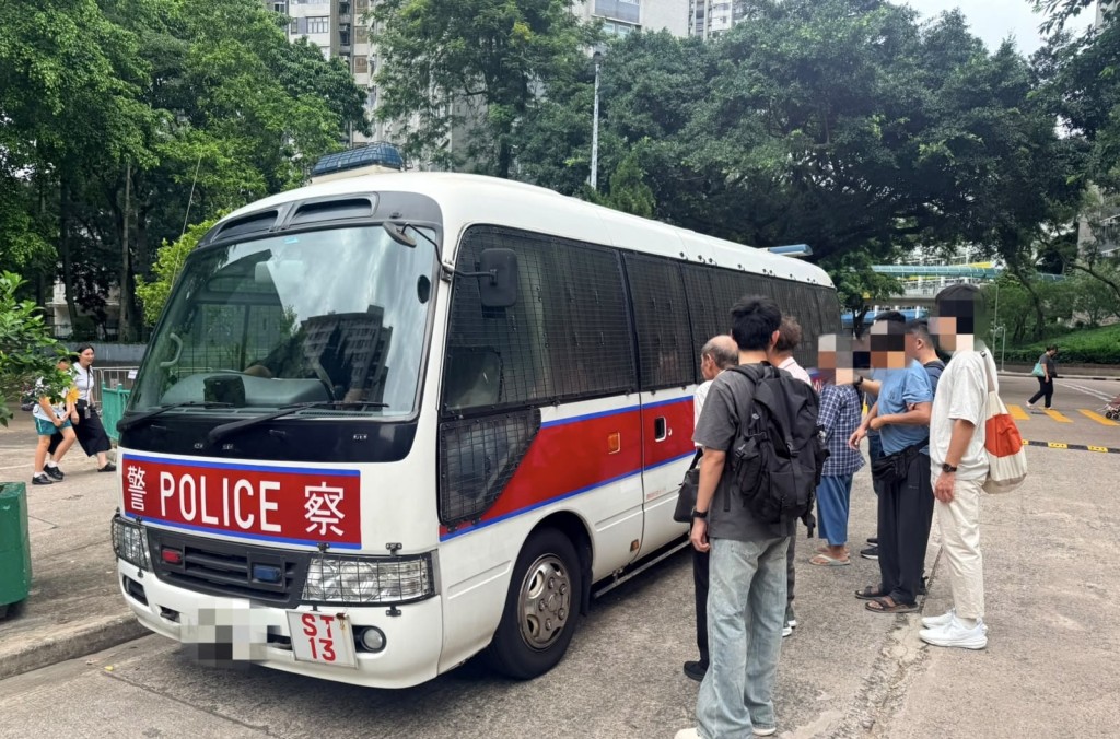 警方在大圍博康邨拘捕4名涉嫌街頭非法賭博的長者。警方圖片 警方在大圍博康邨拘捕4名涉嫌街頭非法賭博的長者。警方圖片