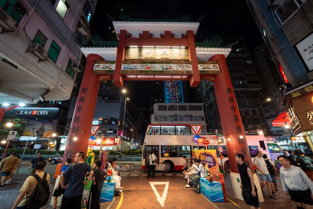 九巴開篷巴士路線HK1帶領遊客深入九龍核心地帶，感受入夜後的廟街。九巴提供