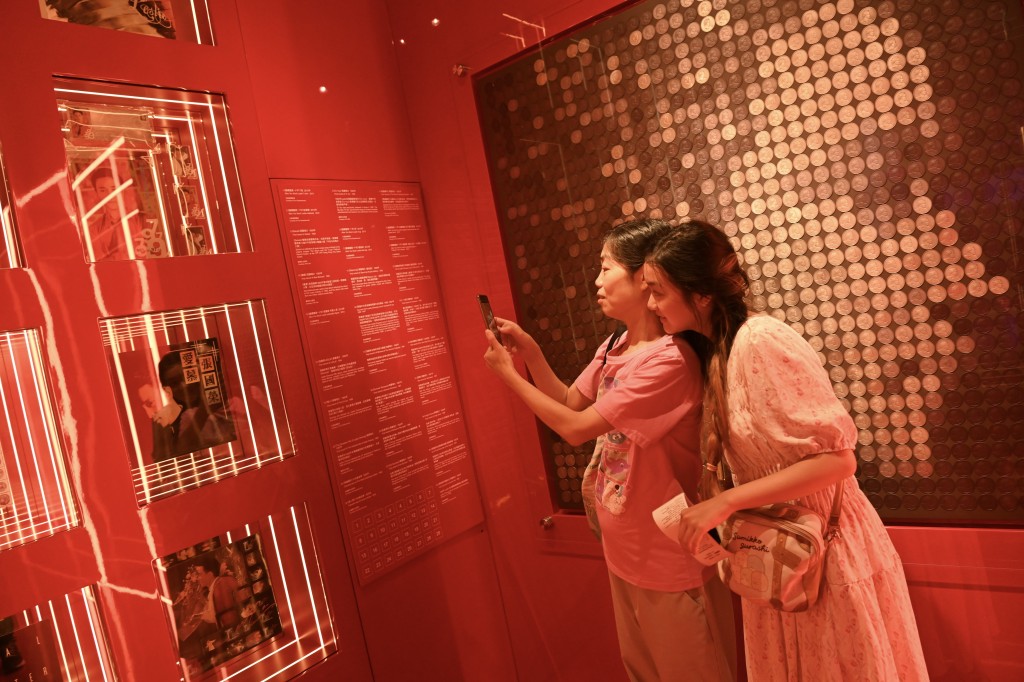 香港文化博物館的「繼續寵愛・張國榮紀念展」自開展以來深受市民歡迎。政府新聞處