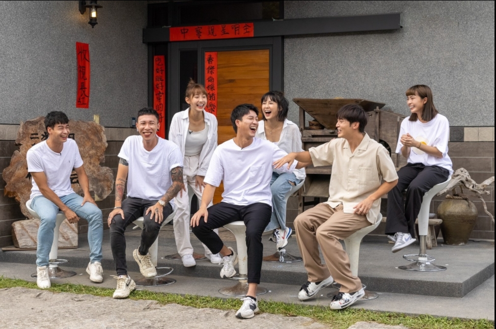 江宏傑與拍擋們相處很愉快,儼如一家人!