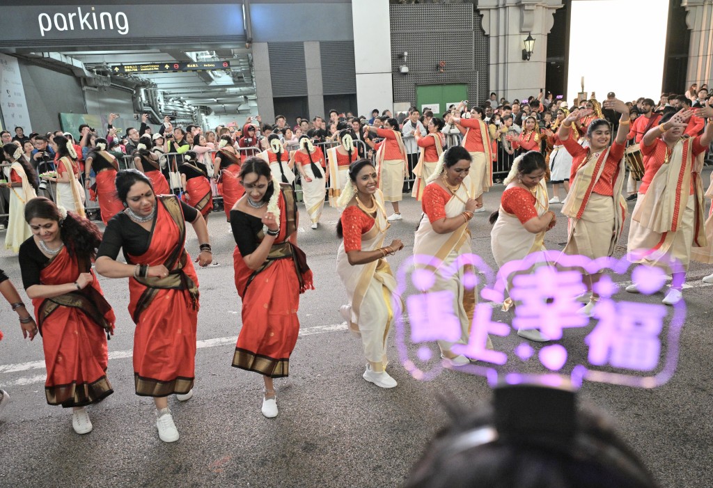 花車巡遊前有預熱表演。