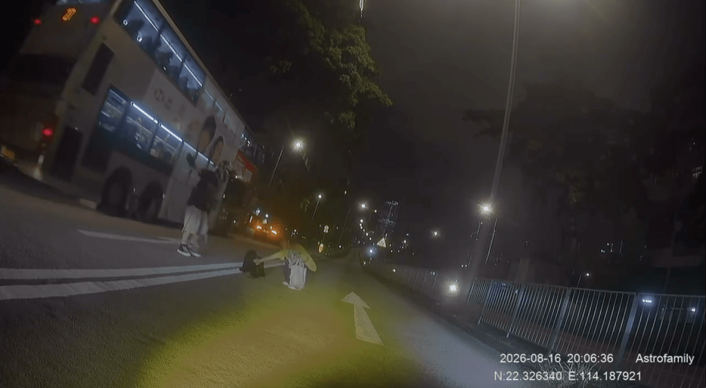 鐵騎士在路中示意車輛停下,讓狗主安全返回行人路。Facebook 車cam L(香港群組)影片截圖 鐵騎士在路中示意車輛停下,讓狗主安全返回行人路。Facebook 車cam L(香港群組)影片截圖