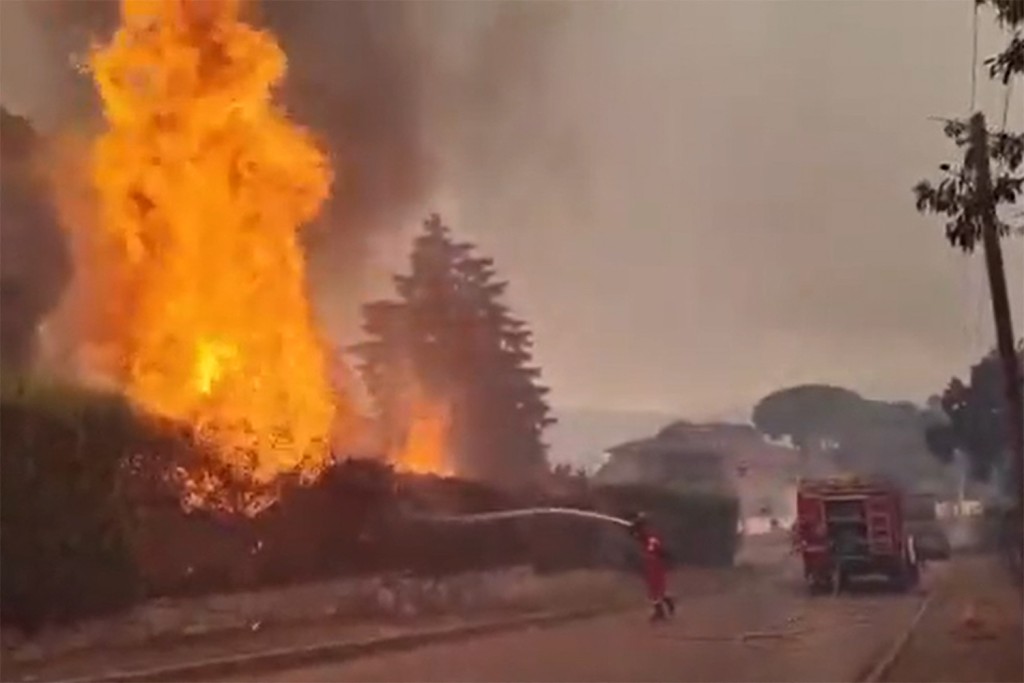 西班牙因多宗山火失控,宣布首都马德里地区和邻近首都的阿维拉省进入国家紧急状态。法新社 西班牙因多宗山火失控,宣布首都马德里地区和邻近首都的阿维拉省进入国家紧急状态。法新社