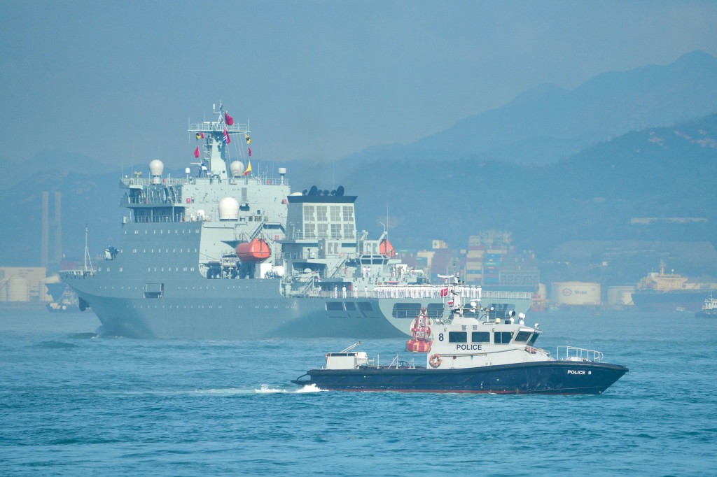 水警輪為軍艦護航。香港警方FB圖片