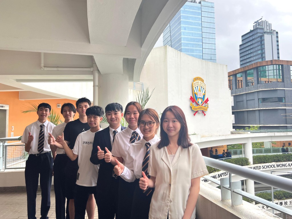 多名王錦輝中小學的學生在今年英國高考考獲佳績，其中4A*狀元張萃麟（右四）將攻讀醫科，考獲3A*佳績的劉子馨（右二）則希望未來能持續在經濟學領域進行研究。佘丹薇攝