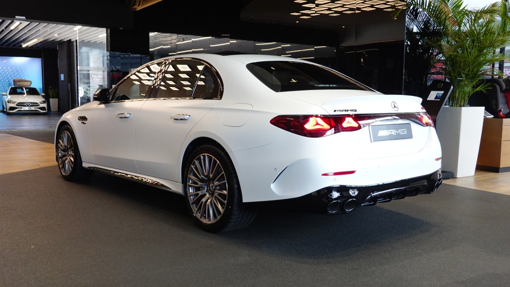 平治Mercedes-AMG E 53 HYBRID 4MATIC+登場：新車匯聚跑車運動性能與日常出行實用性。