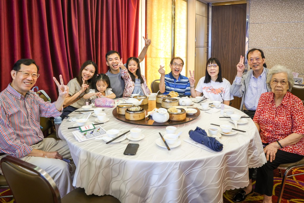 梁先生四代同堂,一檯十多人用膳。何家豪攝 梁先生四代同堂,一檯十多人用膳。何家豪攝