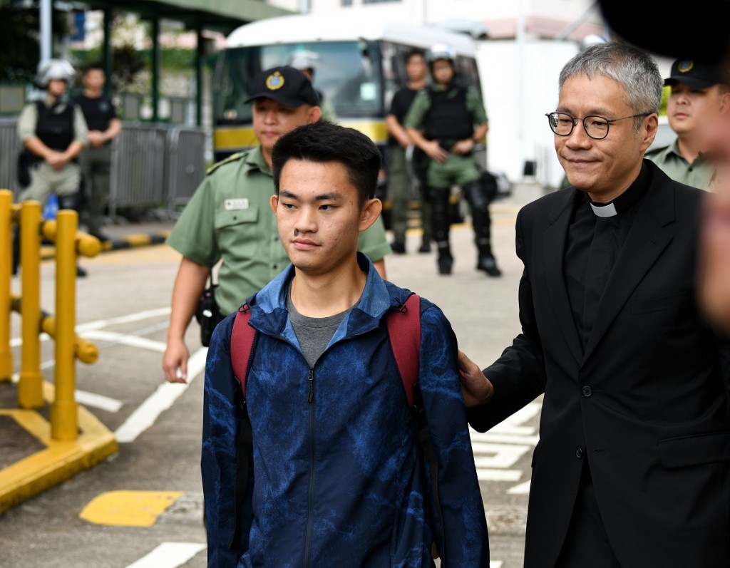 李家超促台灣盡快讓陳同佳(中)入境自首投案。資料圖片