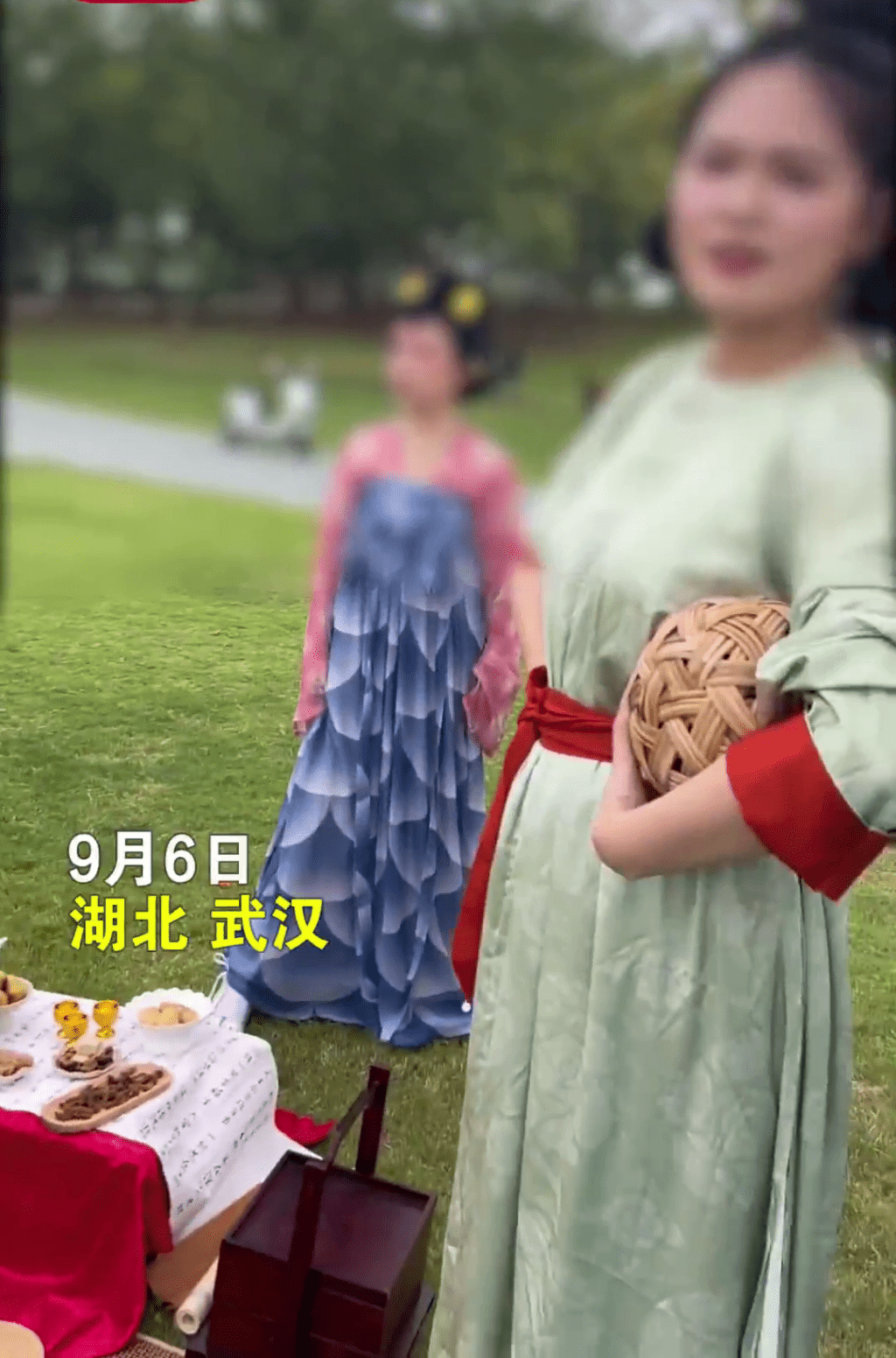 一批旅客穿著漢服到武漢盤龍城考古遺址公園聚會、拍照，期間竟遭到公園工作人員驅趕。時間視頻截圖