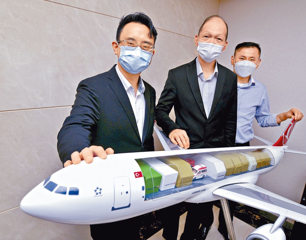■（左起）航空货品保安及危险品运输顾问郑永翔、香港物流商会主席钟鸿兴及香港物流商会副主席郑怀伟。