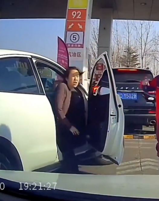 江蘇女化身人肉路障瞓車頭，為自家汽車打尖入油。
