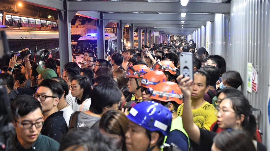 大批市民圍在巴士外。
