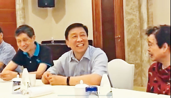 ■網上流傳李源潮(中)和舊同學聚會的視頻。