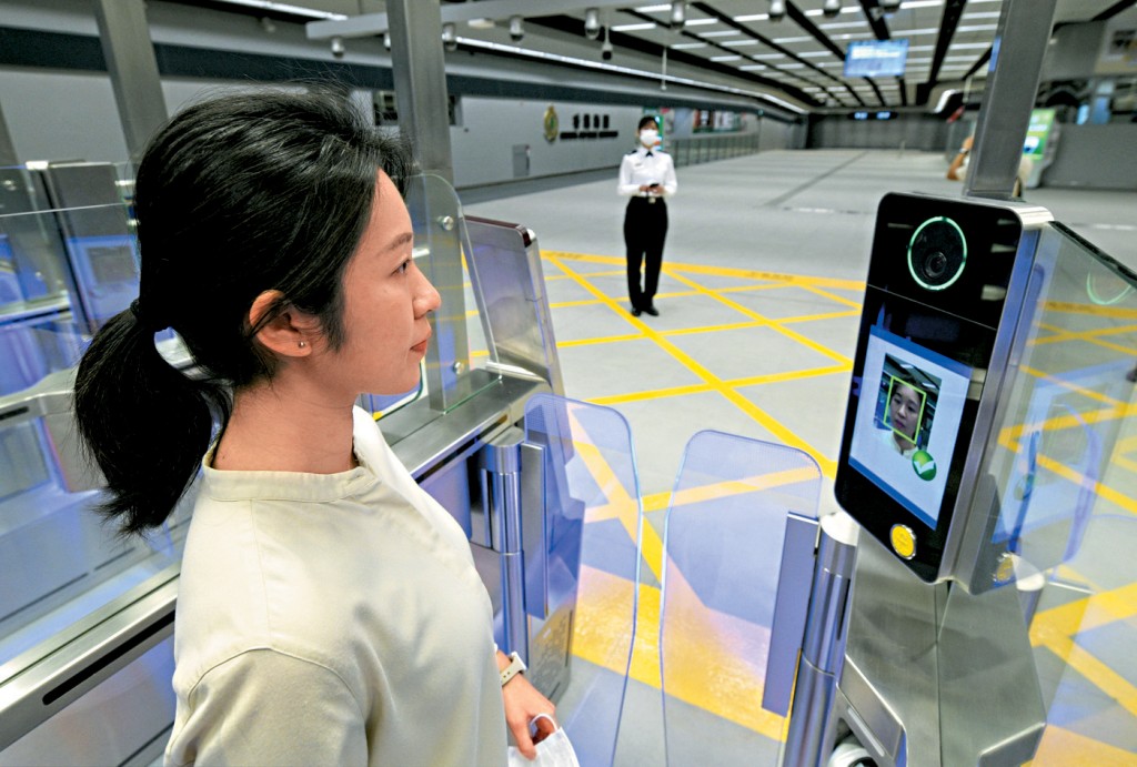 自今年11月起，内地多个口岸如深圳湾、皇岗、罗湖等已启用「刷脸」智能通关。（资料图片，非当事人)