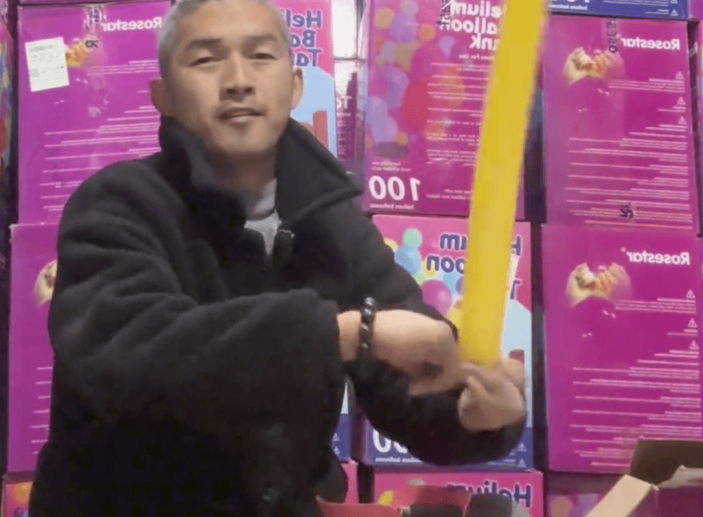 李先生曾自學吹氣球造型。