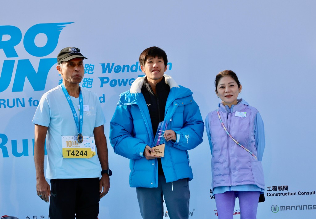 衛冕的黃尹雋（中）兩星期後望蟬聯渣馬全馬的冠軍。徐嘉華攝