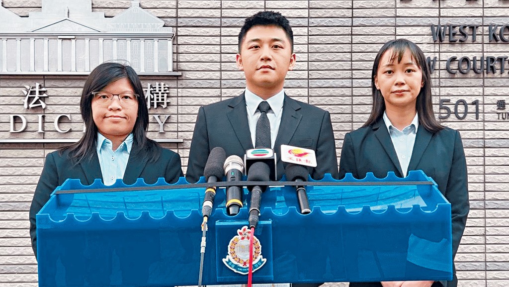 左起:財富情報及調查科高級督察申文燕、高級督察丘頌軒及新界北總區科技及財富罪案組第1C隊主管偵緝督察馬頌怡,交代案件。