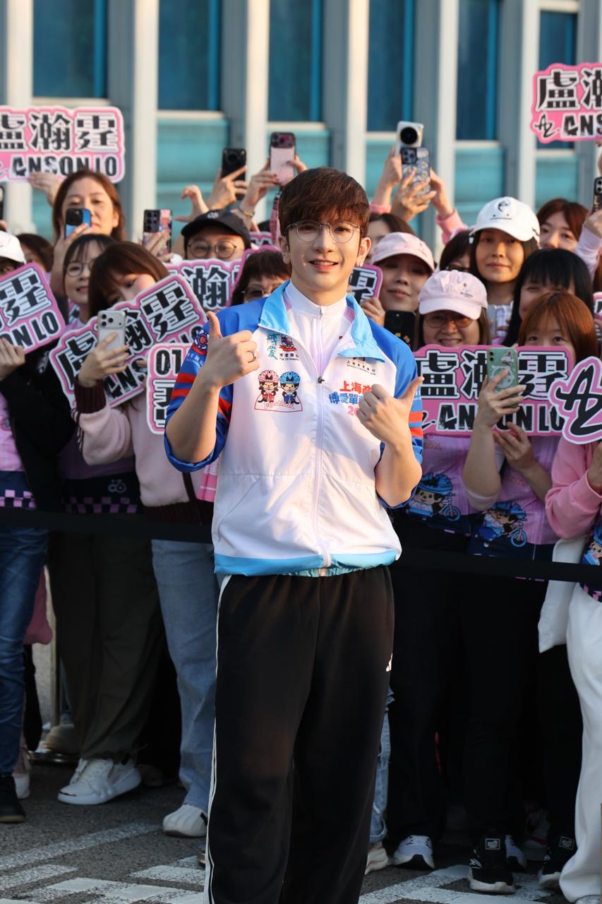 AL與「神徒」逐批合照。 AL與「神徒」逐批合照。